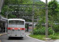 Imagine atasata: 800px-Kanden_Tunnel_Torolley_Bus,_Nagano_Japan.jpg